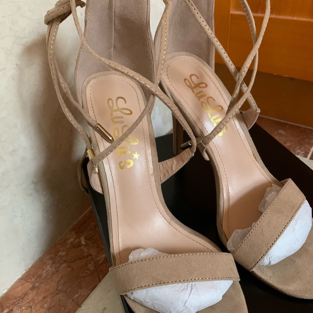 Nude lulu’s heels